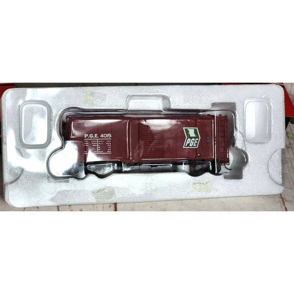 Inter Mountain Railway Co. HO Scale Modified AAR 40’ Boxcar PGE Car Model Train - Picture 5 of 10